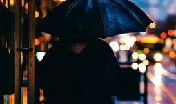 La vie de banquier : des nuits sans sommeil à travailler seul